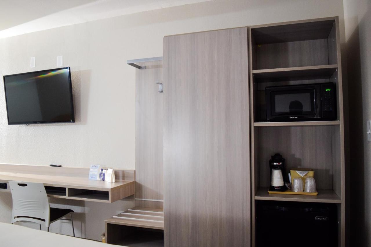 Travelers Inn And Suites Ралі Екстер'єр фото